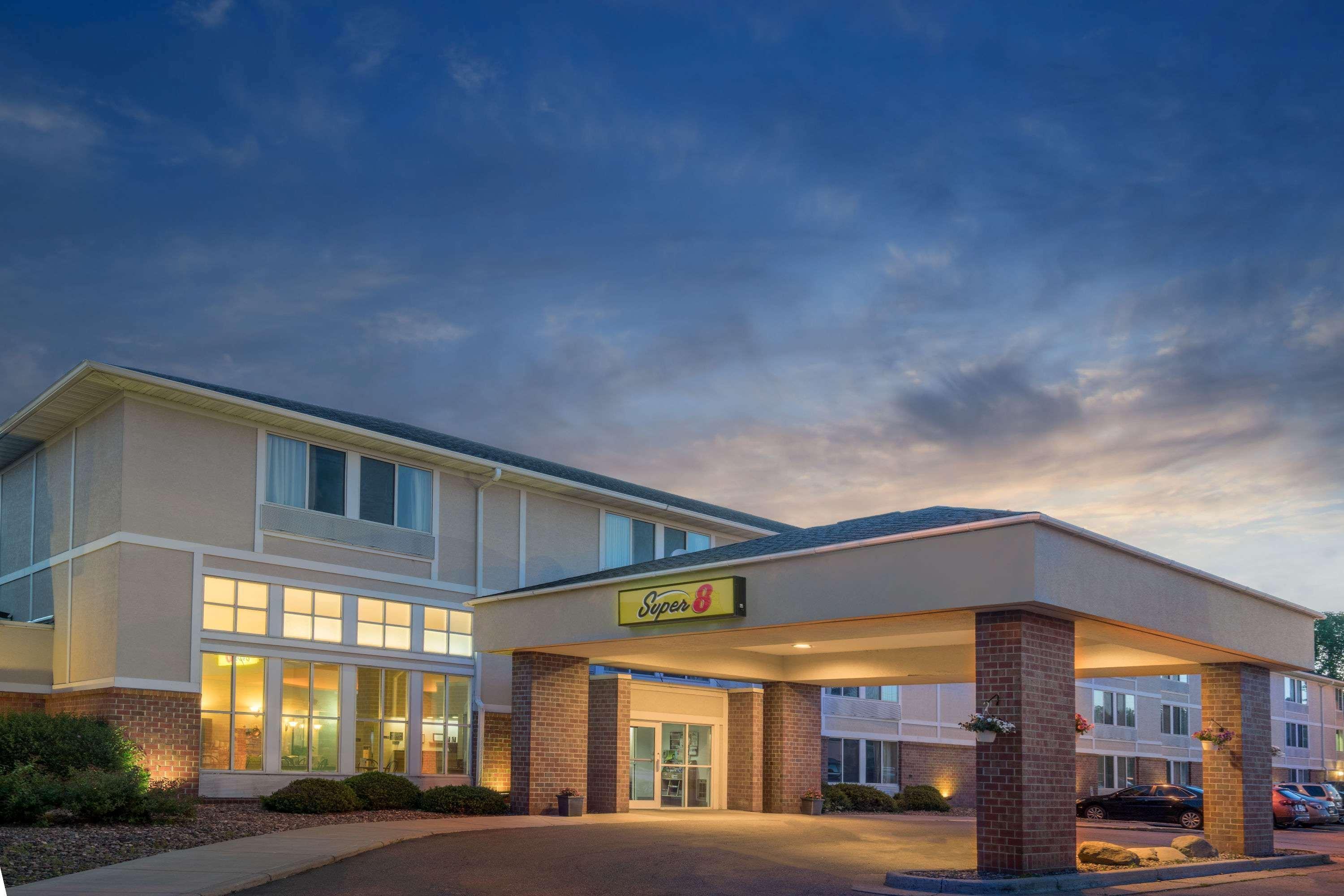 במוטל Super 8 By Wyndham Menomonie Wi מראה חיצוני תמונה