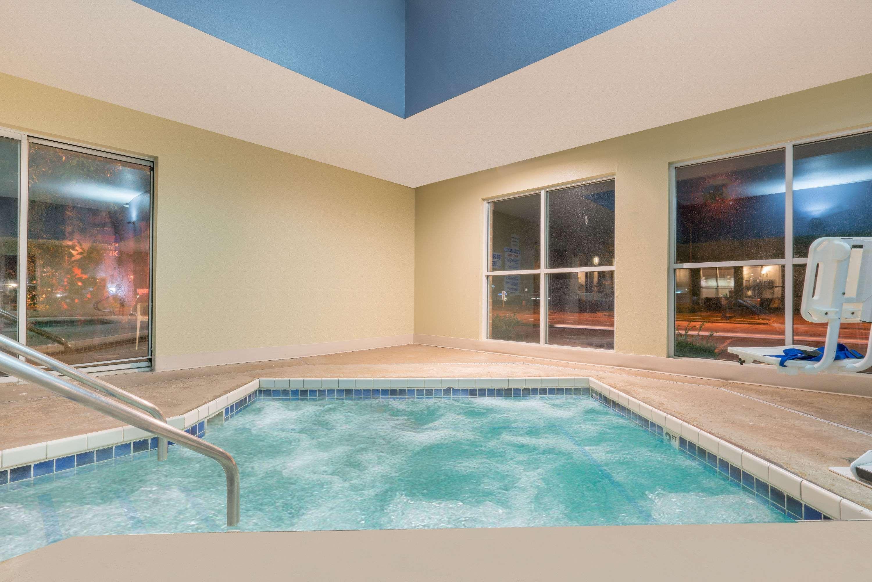 במוטל Super 8 By Wyndham Menomonie Wi מראה חיצוני תמונה