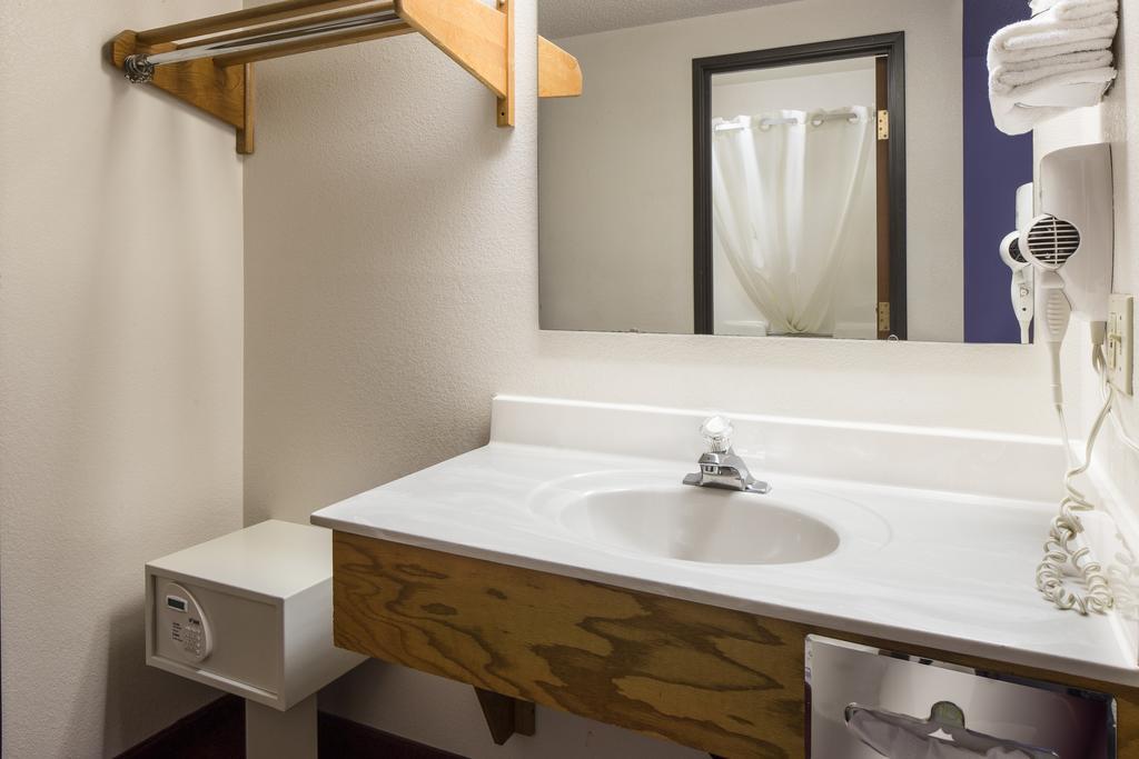 במוטל Super 8 By Wyndham Menomonie Wi מראה חיצוני תמונה